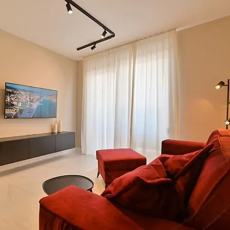 Noir Design Apartment *